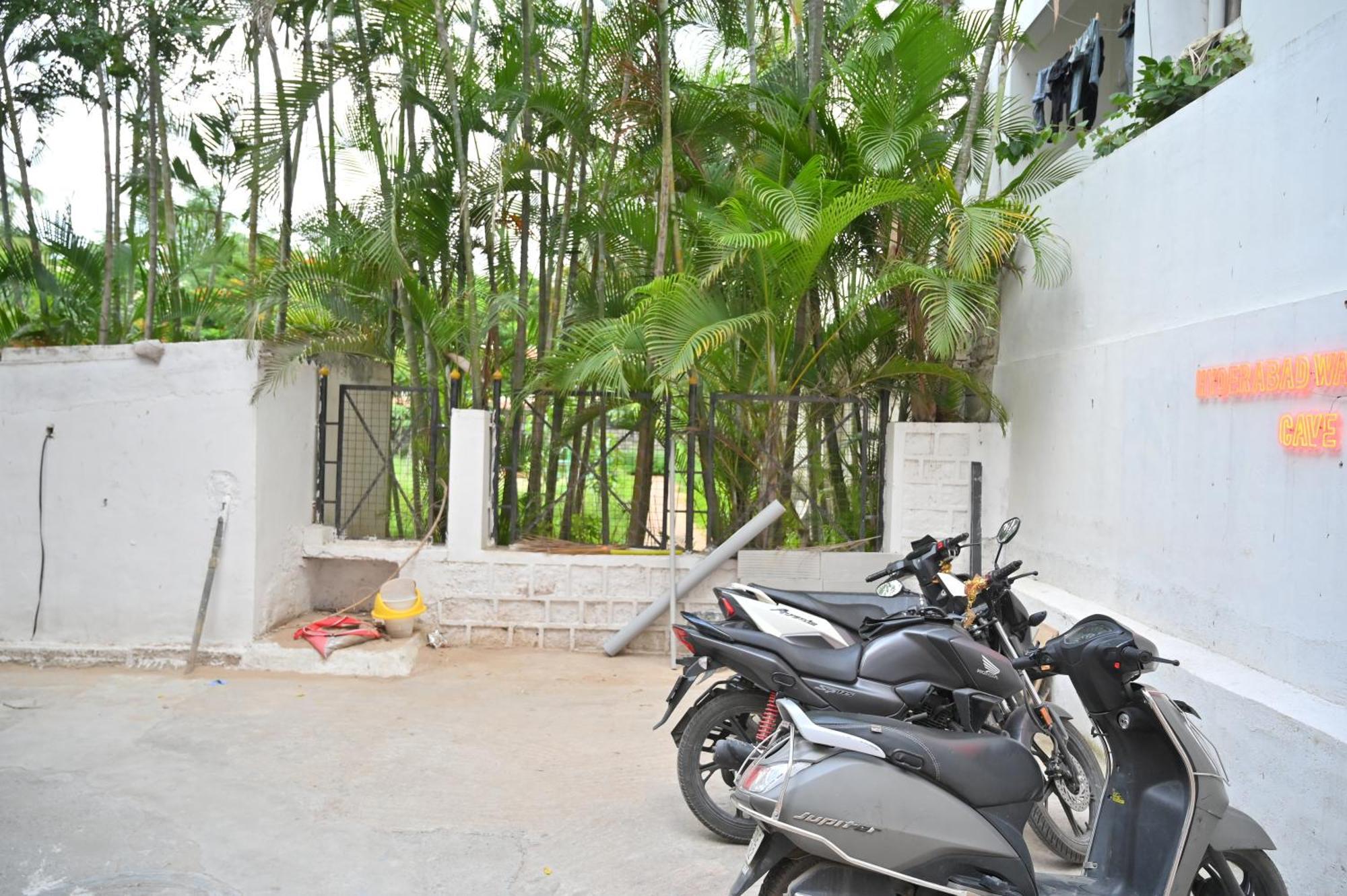 ホテル Hyderabad Wanderers Cave エクステリア 写真